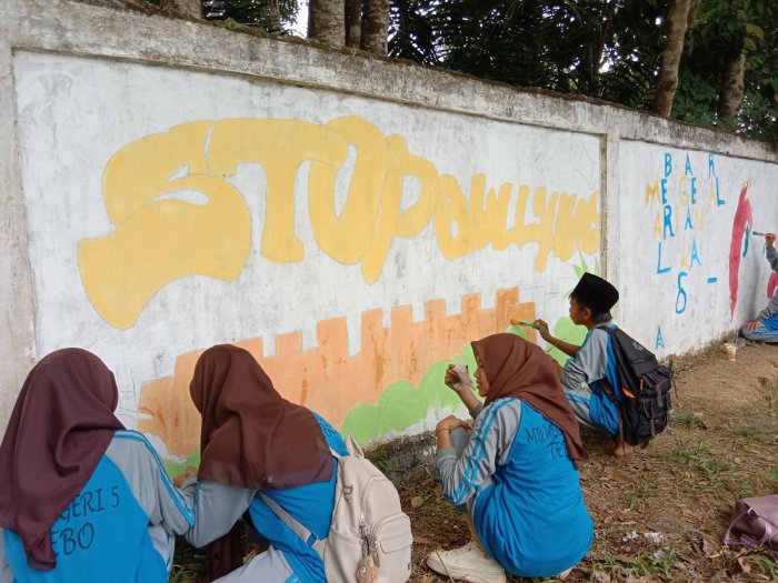 Siswa Kelas VII MTsN 5 Tebo Warnai Pagar Madrasah dalam Projek P5RA Bertema Gaya Hidup Berkelanjutan