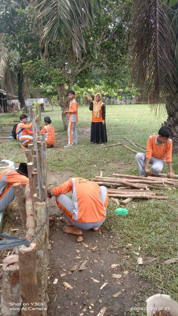 SISWA KELAS IX MTSN 5 TEBO TANAM CABE: AKSI NYATA MENJAGA LINGKUNGAN UNTUK KEHIDUPAN BERKELANJUTAN