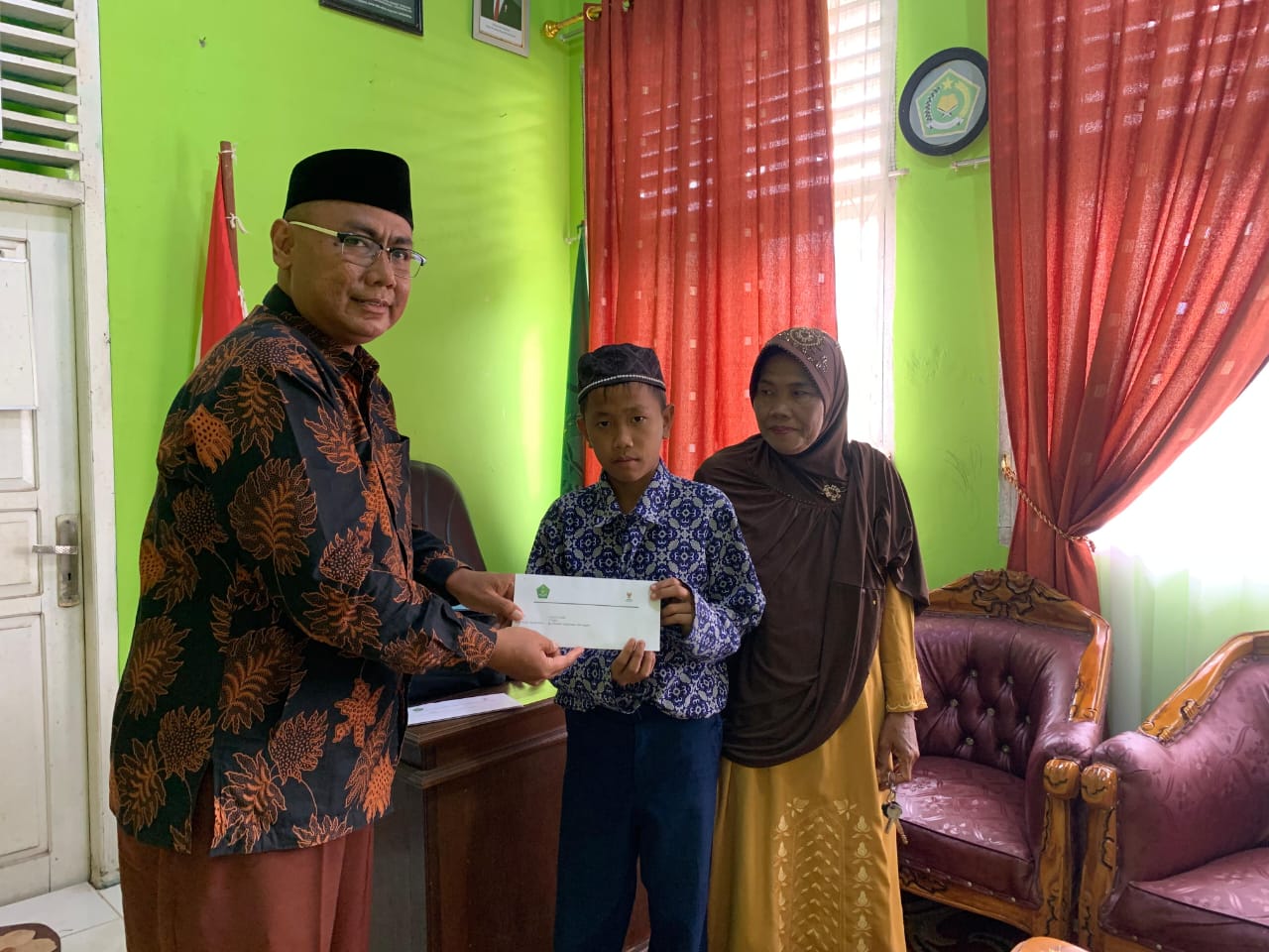 KEPALA MADRASAH DISTRIBUSIKAN BEASISWA KURANG MAMPU UNTUK EMPAT SISWA