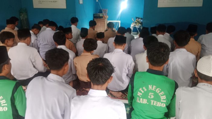 Bangun Karakter Islami, Siswa MTsN 5 Tebo Rutin Salat Dhuha Sebelum KBM
