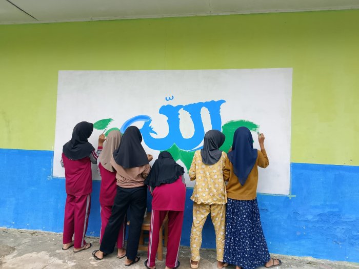 Guru MTsN 5 Tebo Terapkan Kaligrafi Kontemporer di Kelas