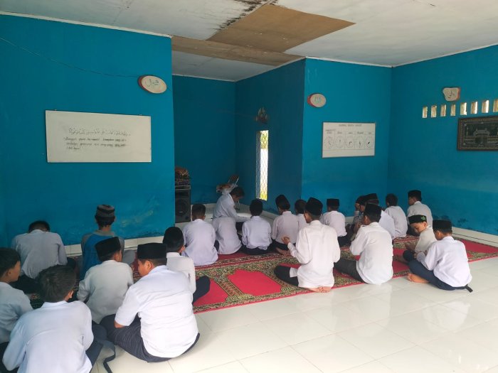 MTsN 5 Tebo Laksanakan Salat Zuhur Berjamaah sebagai Wujud Pembiasaan dan Implementasi Kurikulum Berbasis Cinta