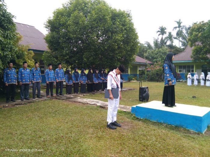 Semangat Menggema di Lapangan MTsN 5 Tebo: Ibu Neni, S.Pd.I Ajak Siswa Siap Hadapi Ujian 1 Desember 2025