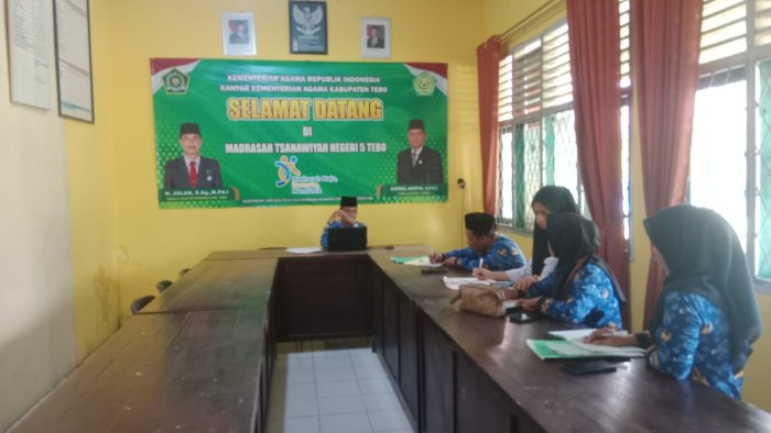 Kepala MTsN 5 Tebo Gelar Rapat Evaluasi Kinerja Wali Kelas