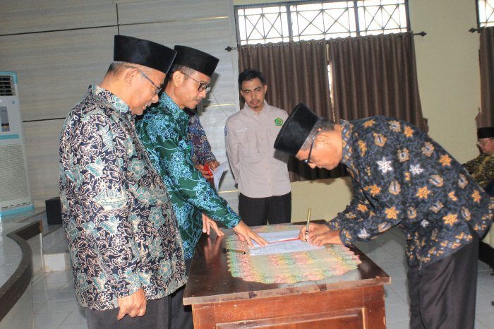 Kepala MTsN 5 Tebo Teken Perjanjian Kerja Pejabat Administrator TA 2026 di Kemenag Tebo