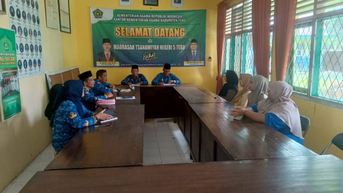 Kepala MTsN 5 Tebo Pimpin Rapat Penataan Kantin Madrasah