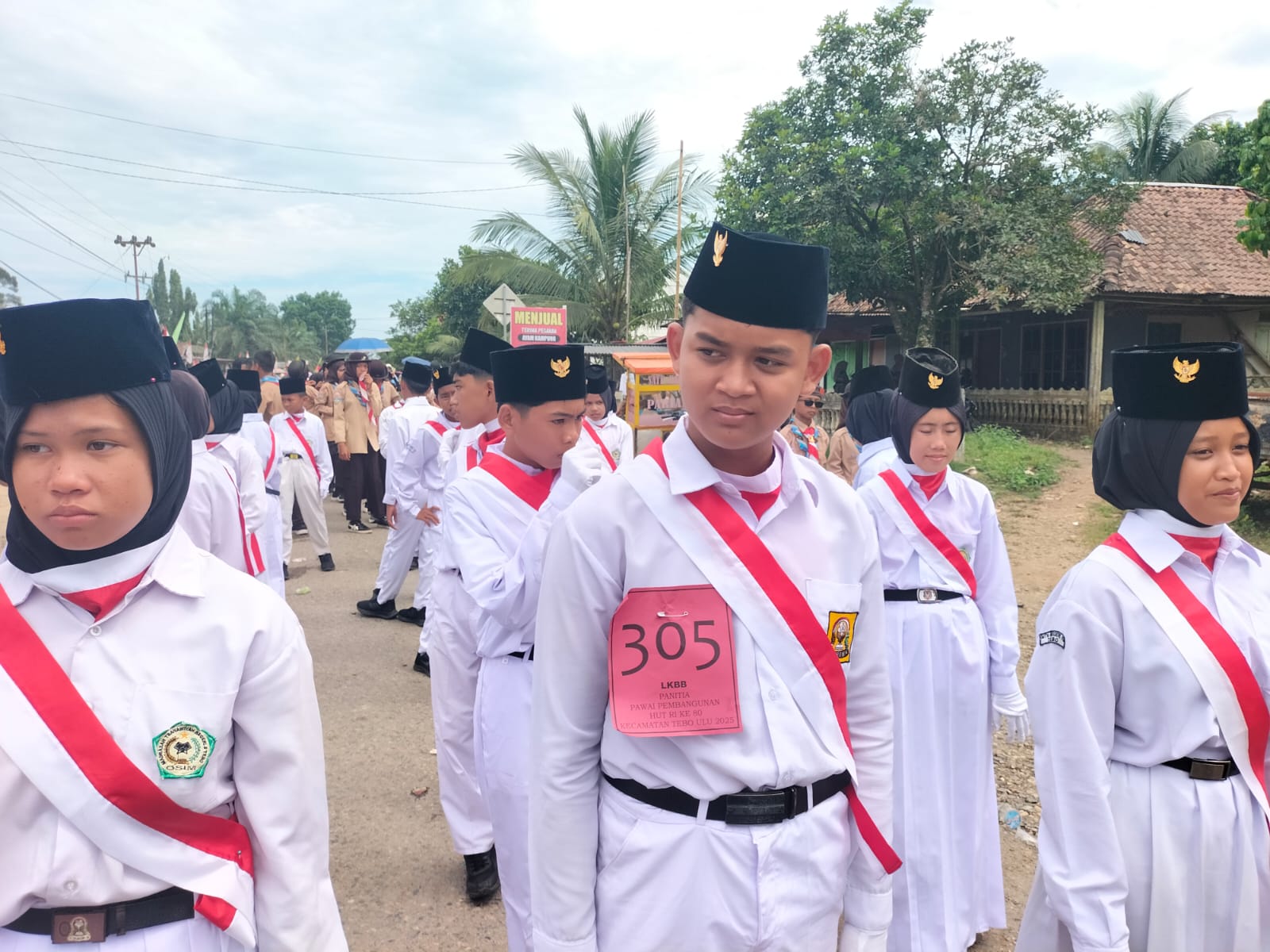 PASUKAN BARIS-BERBARIS PUTIH-PUTIH MTSN 5 TEBO TAMPIL PERCAYA DIRI DI PAWAI PEMBANGUNAN TEBO ULU