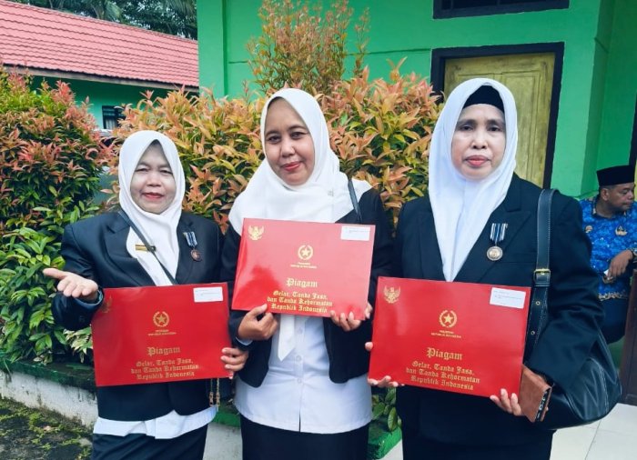 Ibu Zuhroni, S.Ag Terima Satyalancana Karya Satya X Tahun pada Peringatan HAB 2025