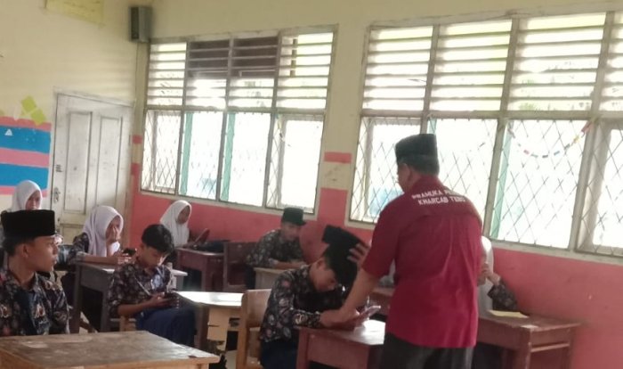 Kepala MTsN 5 Tebo Tinjau Pelaksanaan Ujian Hari Ketiga Kepala MTsN 5 Tebo Tinjau Pelaksanaan Ujian Hari Ketiga
