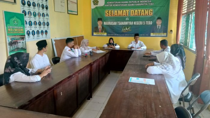 Kepala MTsN 5 Tebo Pimpin Rapat Bersama Staf Tata Usaha Kepala MTsN 5 Tebo Pimpin Rapat Bersama Staf Tata Usaha