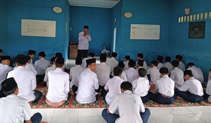 Shalat Dhuha Berjamaah MTsN 5 Tebo, Kepala Madrasah Sampaikan Kultum tentang Hikmah Ucapan Salam
