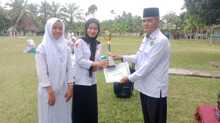 Kepala MTsN 5 Tebo Resmi Menutup MTQ Ke 1,dan Penyerahan Piala dan Piagam Penghargaan