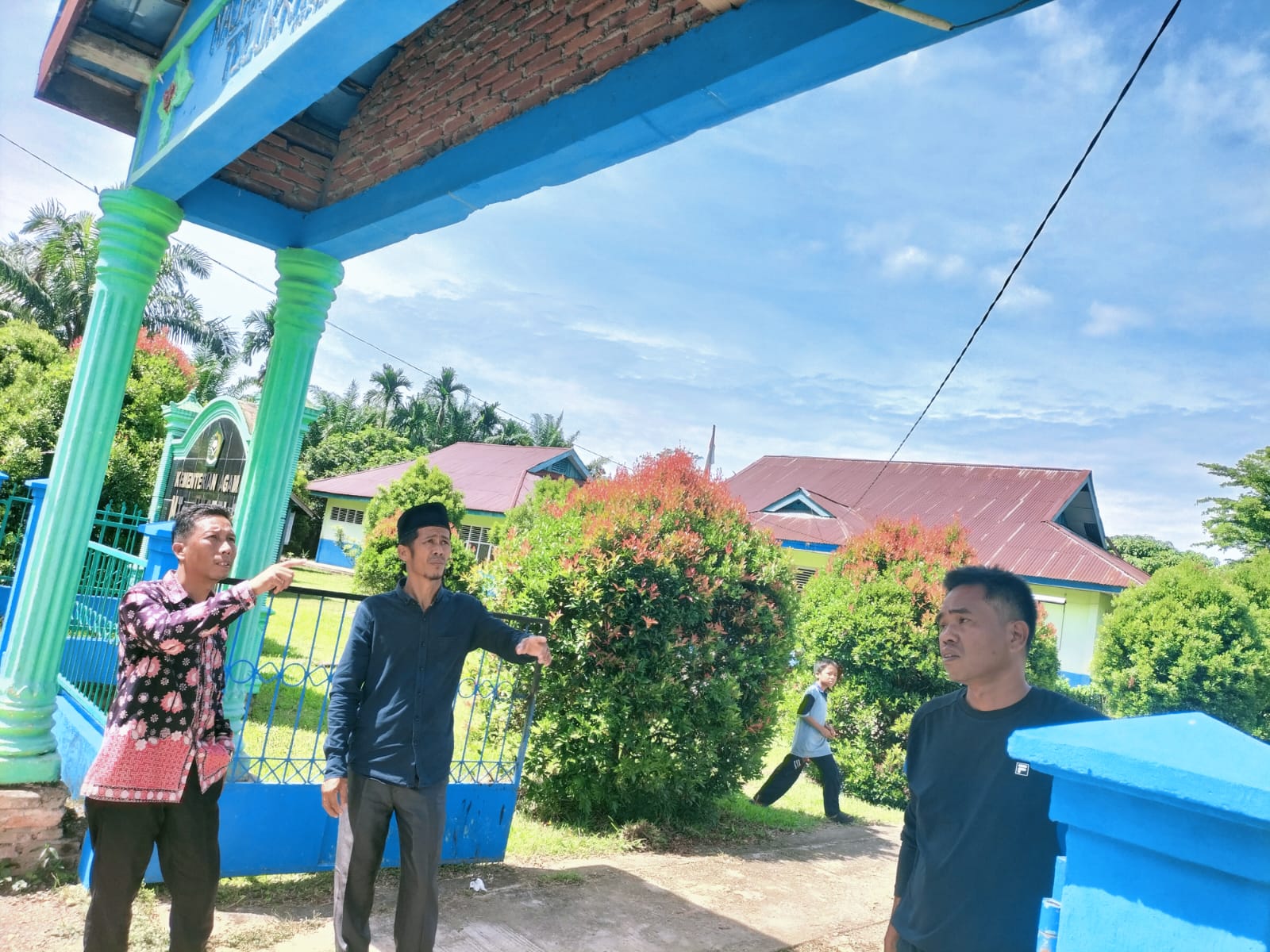 KETUA KOMITE ABDUL HADI SEGERA REALISASIKAN PEMBANGUNAN GERBANG UTAMA DI MTSN 5 TEBO KETUA KOMITE ABDUL HADI SEGERA REALISASIKAN PEMBANGUNAN GERBANG UTAMA DI MTSN 5 TEBO