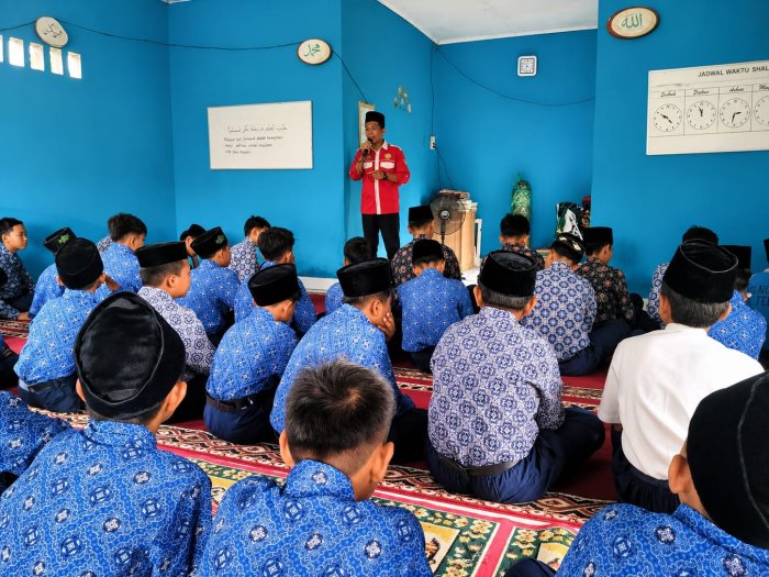 Guru TIK MTsN 5 Tebo Sampaikan Kultum Pagi, Shalat Dhuha Berjamaah Menjadi Budaya Religius Madrasah
