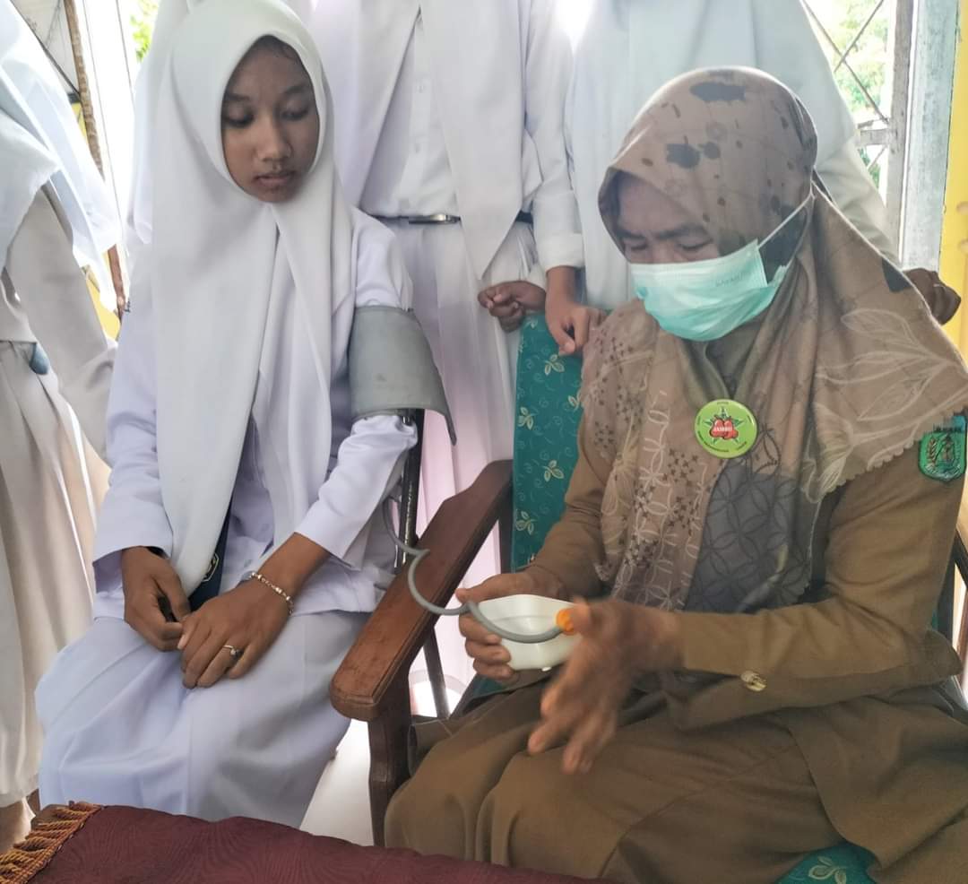 SISWI MTsN 5 TEBO MENERIMA KEGIATAN INTERVENSI PENCEGAHAN STUNTING DARI PUSKEMAS