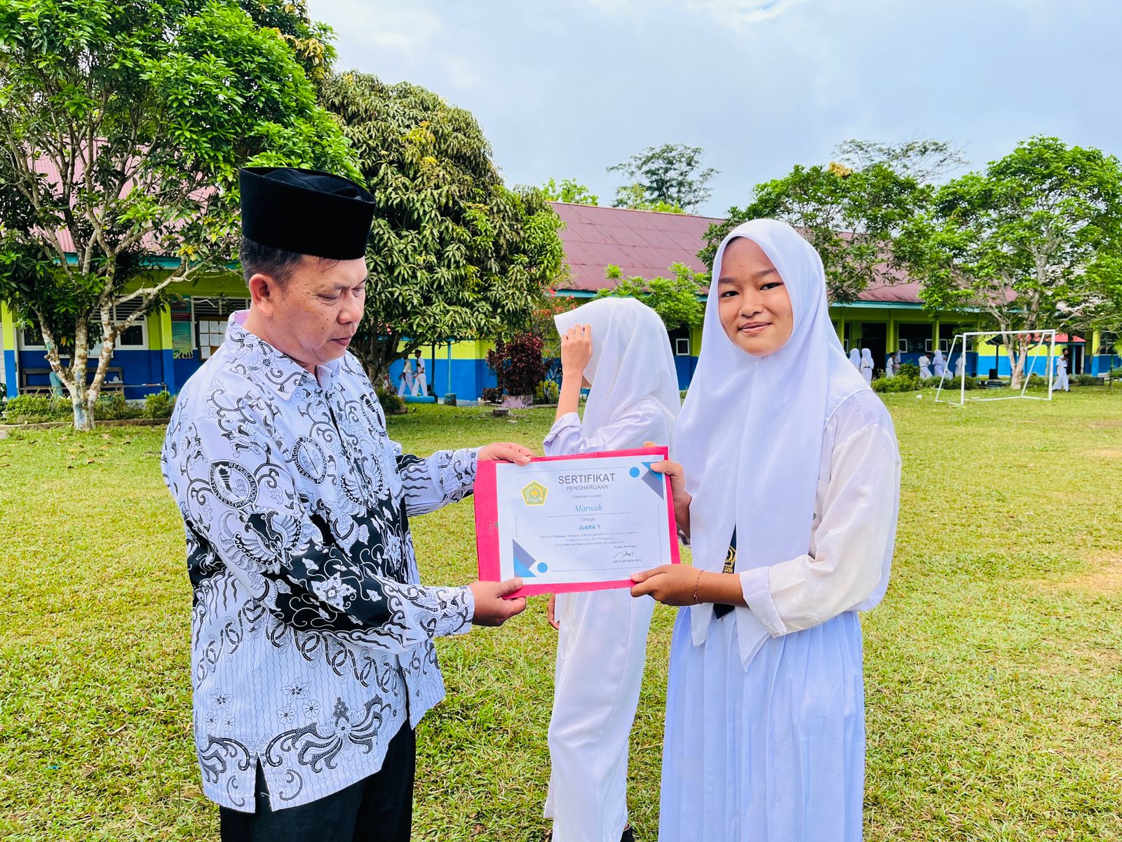 TIGA SISWI MTSN 5 TEBO RAIH JUARA 1 OMI, PIAGAM DIBERIKAN USAI UPACARA BENDERA