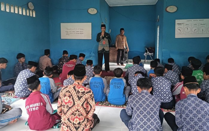 Waka Kesiswaan MTsN 5 Tebo Berikan Tausiah Sebelum Salat Dhuha