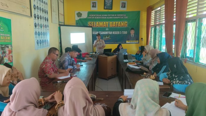 Kepala Baru MTsN 5 Tebo Pimpin Rapat Pembagian Tugas Guru Semester Genap 2025/2026