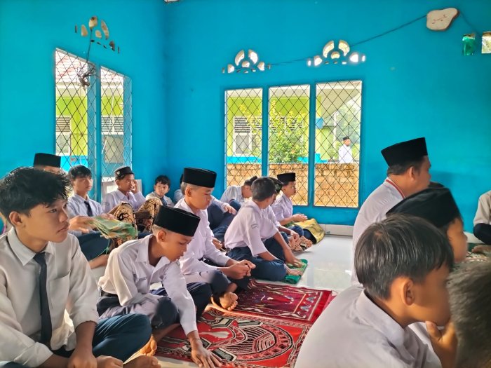 MTsN 5 Tebo Gelar Duha Berjamaah, Kepala Madrasah Beri Reward Siswa Penghafal Surah Asy-Syams