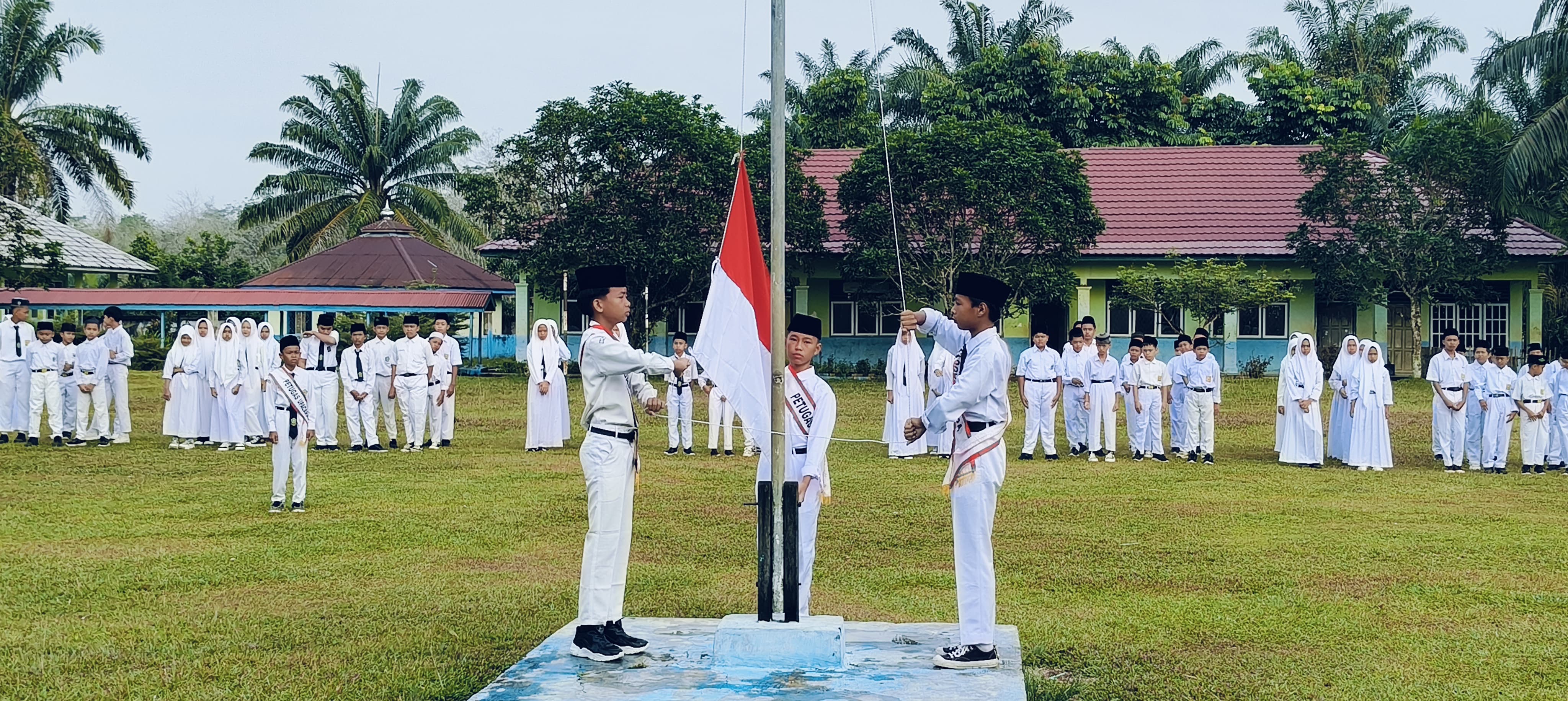 Upacara Hari Senin di MTsN 5 Tebo, Waka Kurikulum Ingatkan Pentingnya Disiplin dan Persiapan ANBK Upacara Hari Senin di MTsN 5 Tebo, Waka Kurikulum Ingatkan Pentingnya Disiplin dan Persiapan ANBK