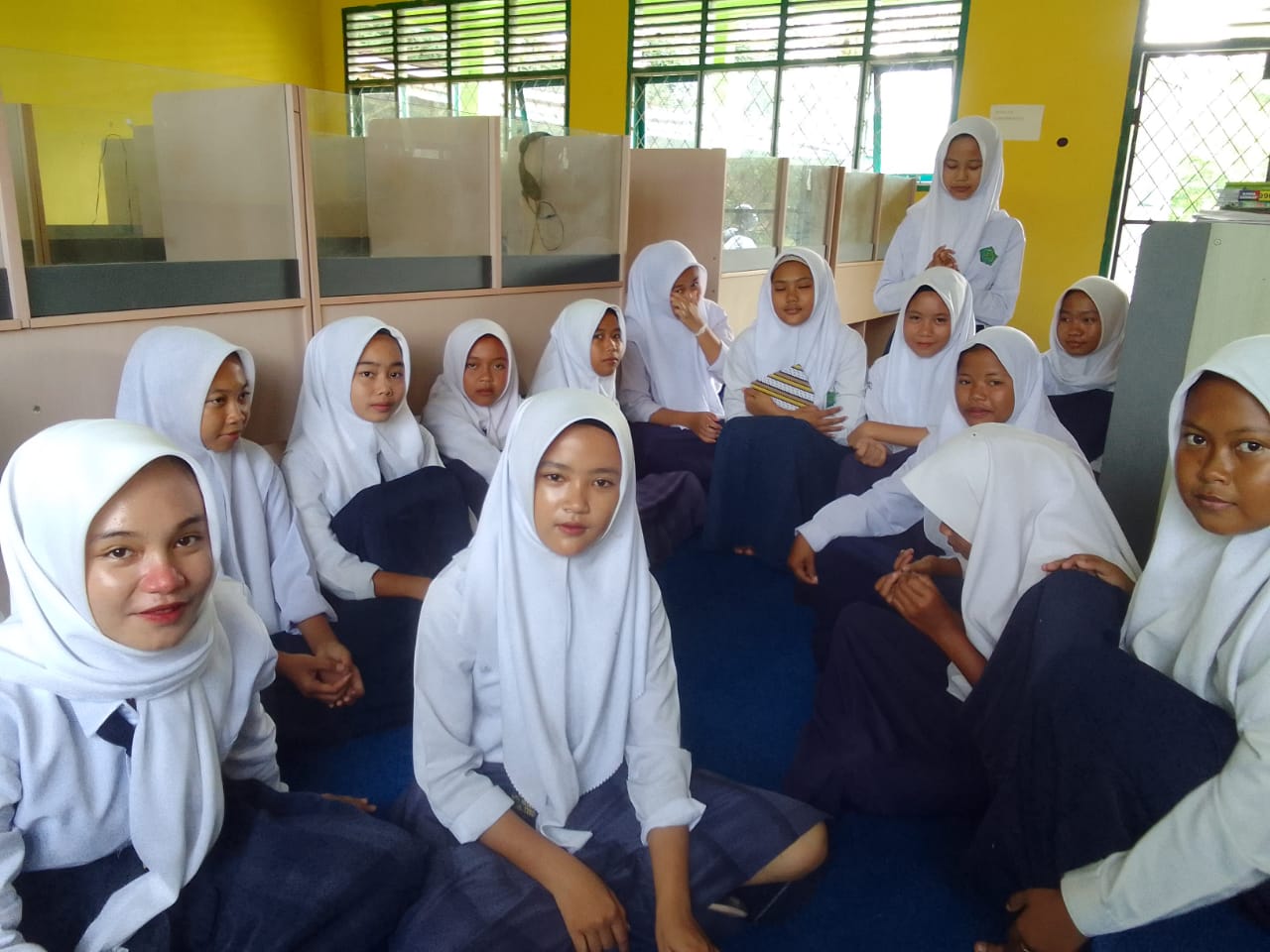 PEMBINA EKSTRAKURIKULER SENI TARI, ENY IRMAWANTI, S.Pd SIAP LATIH BERAGAM SENI TARI