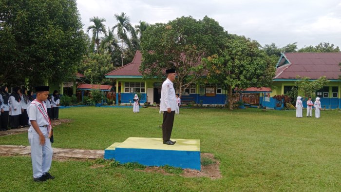 Kepala MTsN 5 Tebo Pimpin Upacara Senin Pagi