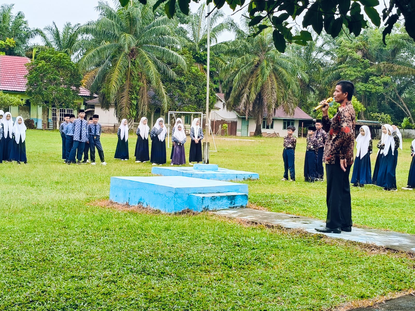 PELAKSANAAN APEL PAGI DI MTSN 5 TEBO UPAYA MEMBANGUN DISIPLIN