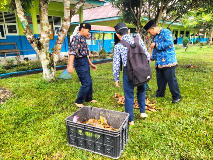 Guru MTsN 5 Tebo Tekankan Pentingnya Kebersihan Sekolah