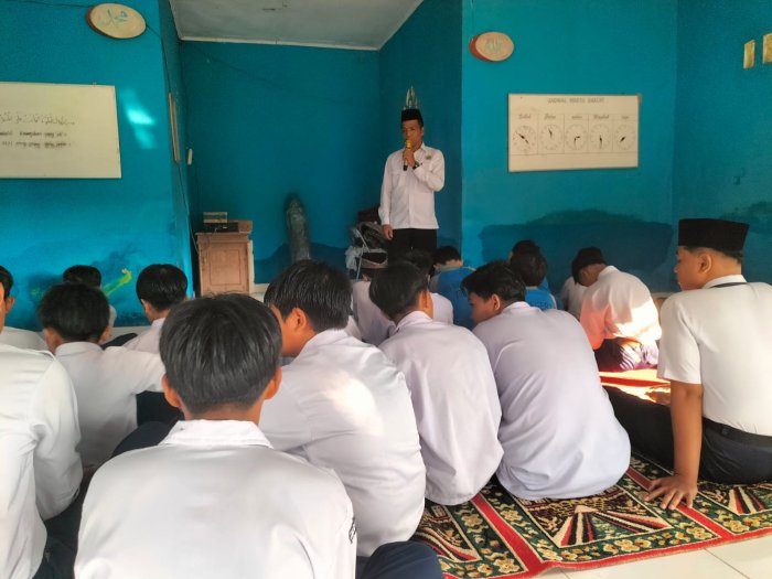 Waka Kesiswaan MTsN 5 Tebo Tekankan Disiplin Berpakaian