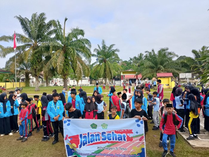 MTsN 5 Tebo Selenggarakan Jalan Sehat Bersama SD dan MI