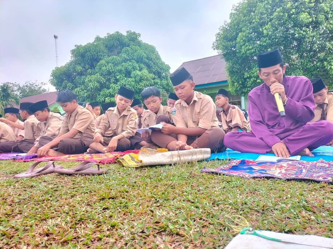 Kegiatan Jumat Berkah di MTsN 5 Tebo Kegiatan Jumat Berkah di MTsN 5 Tebo
