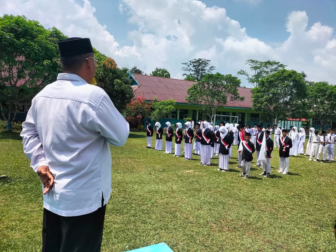 Kepala Madrasah Lantik Ketua OSIS Periode 2024/2025