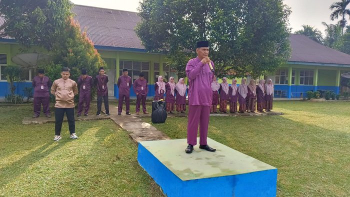 Awali Masuk Madrasah Pasca Libur Akademik, MTsN 5 Tebo Gelar Upacara Bendera