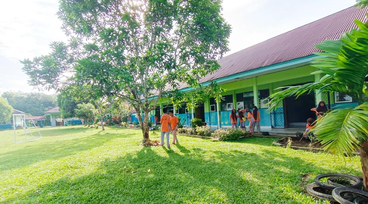 KEGIATAN GOTONG ROYONG DI MTSN 5 TEBO PERSIAPKAN LOMBA MADRASAH SEHAT DAN PKKM
