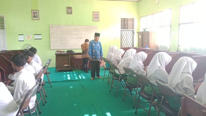 Pastikan Kesiapan Ujian, Kepala MTsN 5 Tebo Pantau Gladi Bersih TKA Siswa Miftahul Huda Pastikan Kesiapan Ujian, Kepala MTsN 5 Tebo Pantau Gladi Bersih TKA Siswa Miftahul Huda