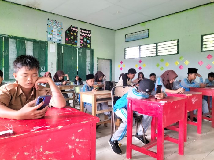 Tertib dan Modern: MTsN 5 Tebo Sukses Gelar Ujian Berbasis Gawai Tertib dan Modern: MTsN 5 Tebo Sukses Gelar Ujian Berbasis Gawai