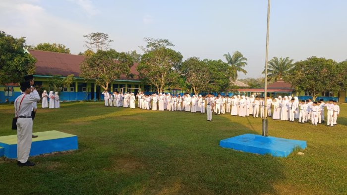 WAKA KURIKULUM MTsN 5 TEBO AJAK WARGA MADRASAH WUJUDKAN LINGKUNGAN YANG AMAN, NYAMAN, DAN BEBAS BULLYING WAKA KURIKULUM MTsN 5 TEBO AJAK WARGA MADRASAH WUJUDKAN LINGKUNGAN YANG AMAN, NYAMAN, DAN BEBAS BULLYING