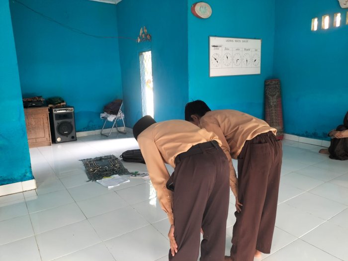 MTsN 5 Tebo Adakan Praktik Salat Bersama Guru Fikih