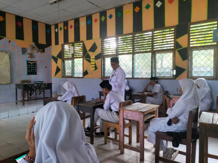 Kepala Madrasah MTsN 5 Tebo Tinjau Langsung Pelaksanaan Ujian Semester