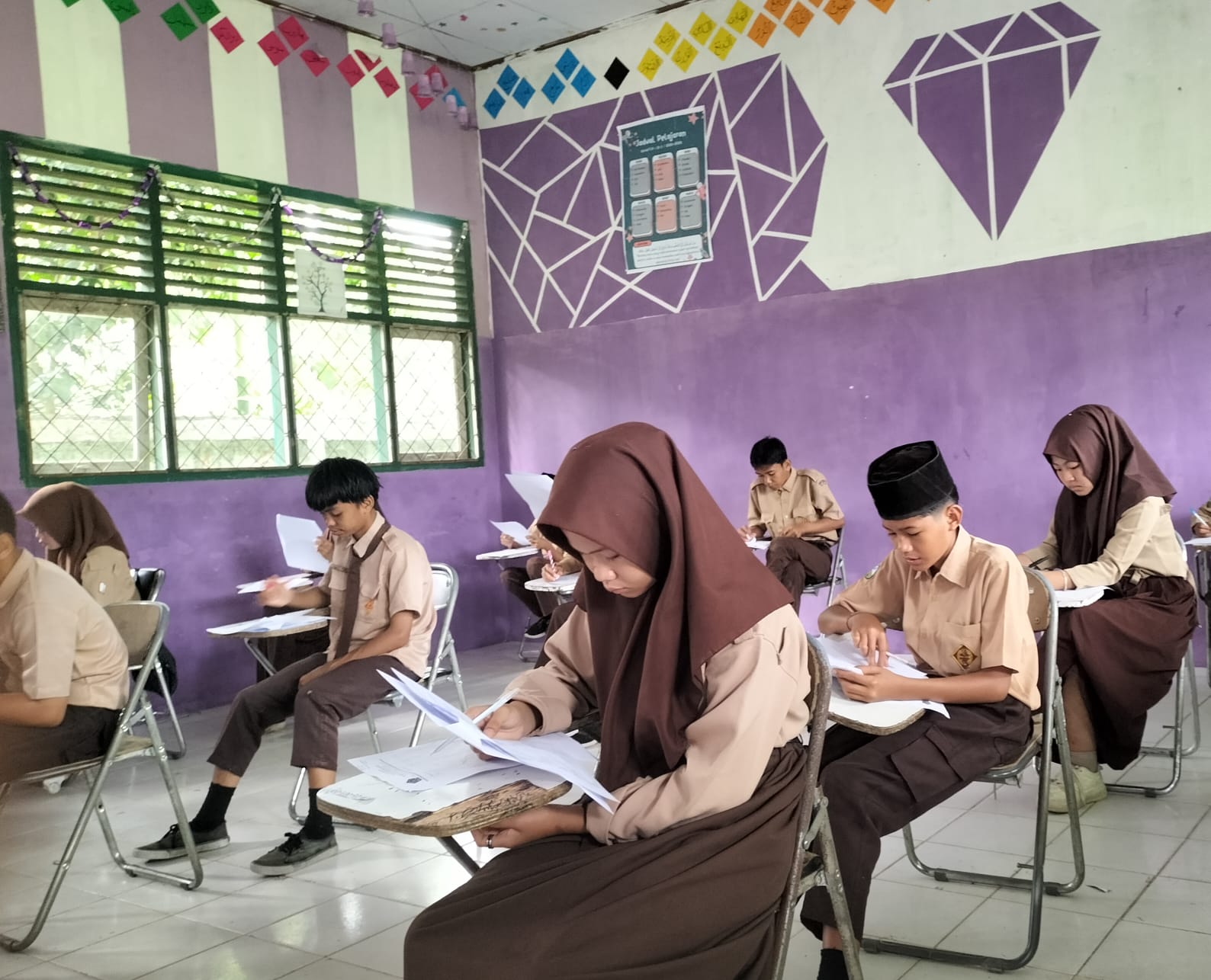 PELAKSANAAN ASSESMEN SEMESTER GANJIL HARI KE-2 DI MTSN 5 TEBO BERJALAN LANCAR PELAKSANAAN ASSESMEN SEMESTER GANJIL HARI KE-2 DI MTSN 5 TEBO BERJALAN LANCAR