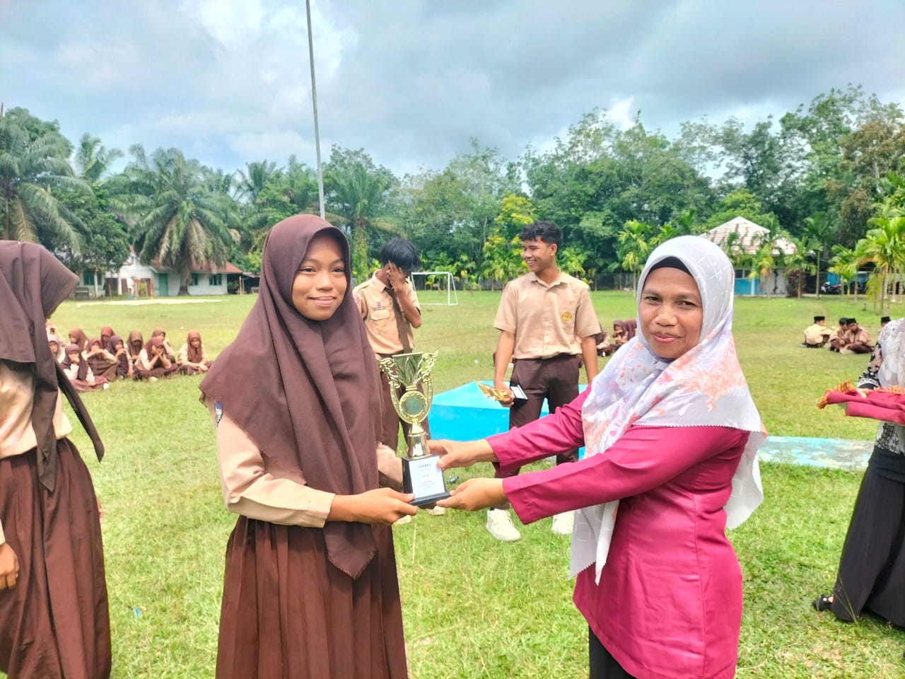 MTSN 5 TEBO GELAR PENYERAHAN HADIAH CLASS MEETING DAN PEMBERIAN RAPORT SEMESTER GANJIL